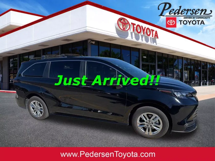 2023 Toyota Sienna Woodland Edition photo 1