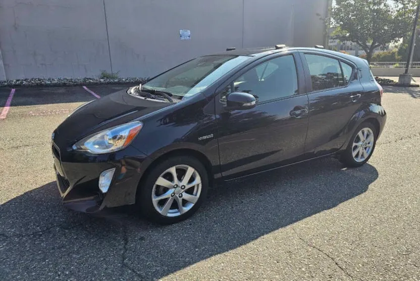 2016 Toyota Prius C Four photo 1