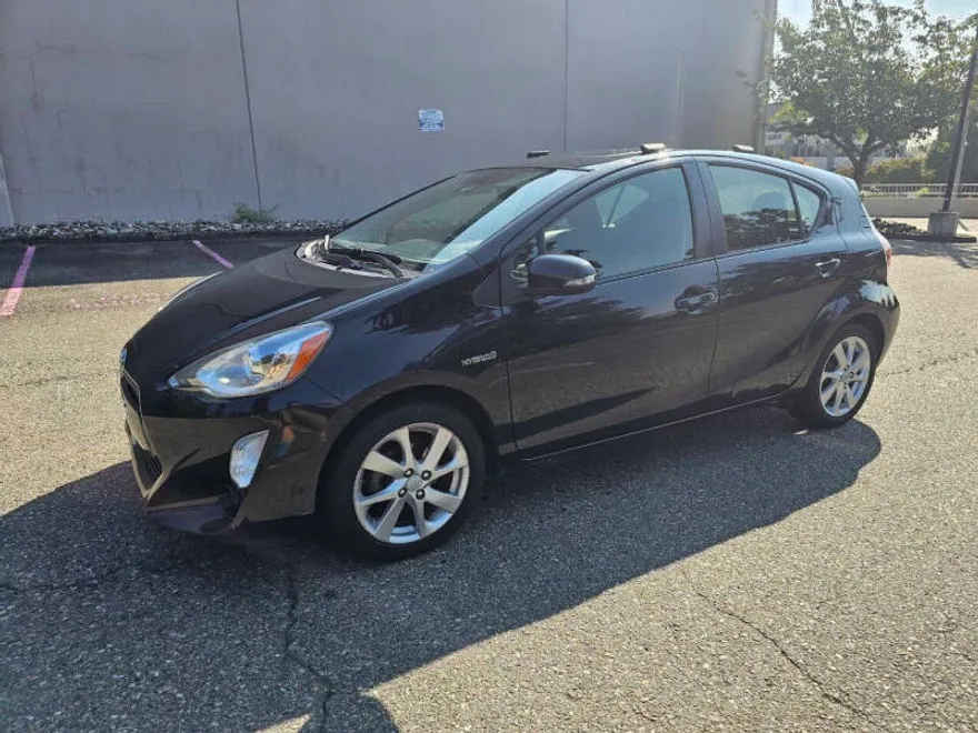 2016 Toyota Prius C Four photo 1