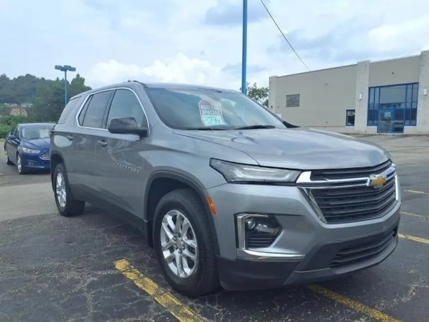 2023 Chevrolet Traverse LS photo 1