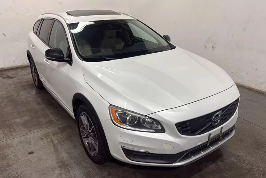 2015 Volvo V60 T5 Cross Country Platinum photo 1
