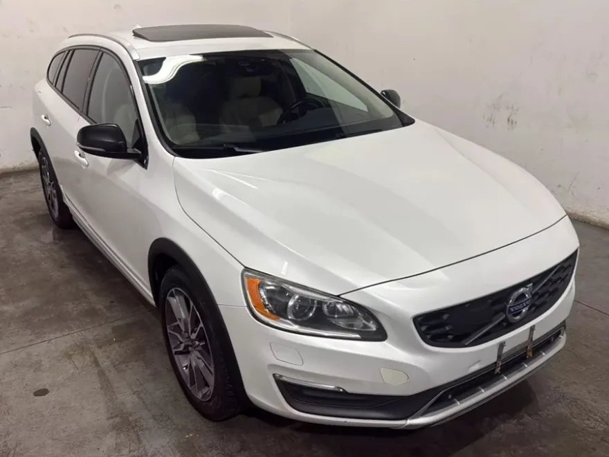 2015 Volvo V60 T5 Cross Country Platinum photo 1