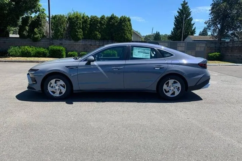 2025 Hyundai Sonata SE photo 1