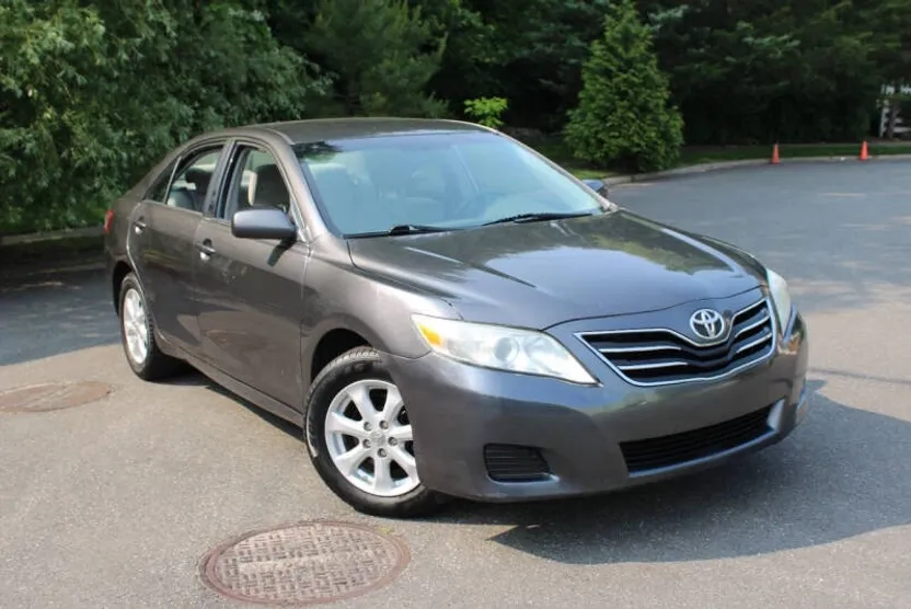2011 Toyota Camry LE photo 1