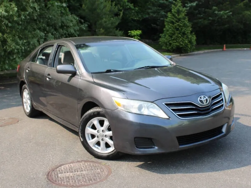 2011 Toyota Camry LE photo 1