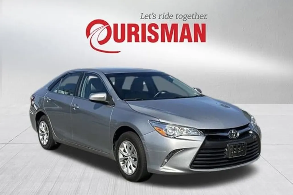 2016 Toyota Camry LE photo 1