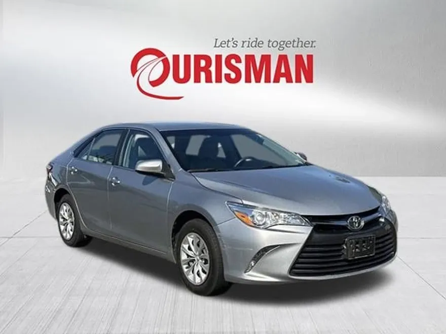 2016 Toyota Camry LE photo 1