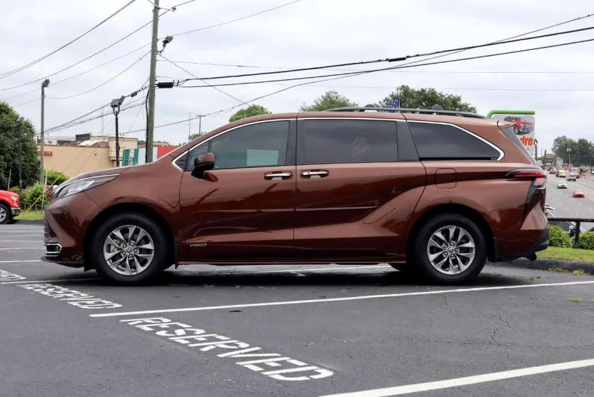 2021 Toyota Sienna XLE photo 1
