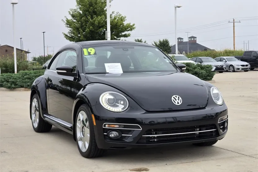 2019 Volkswagen Beetle SE photo 1