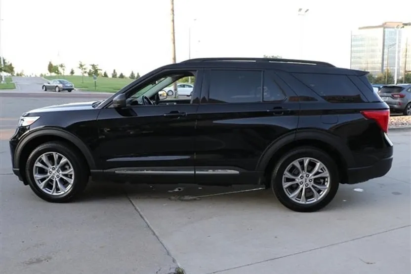2022 Ford Explorer XLT photo 1