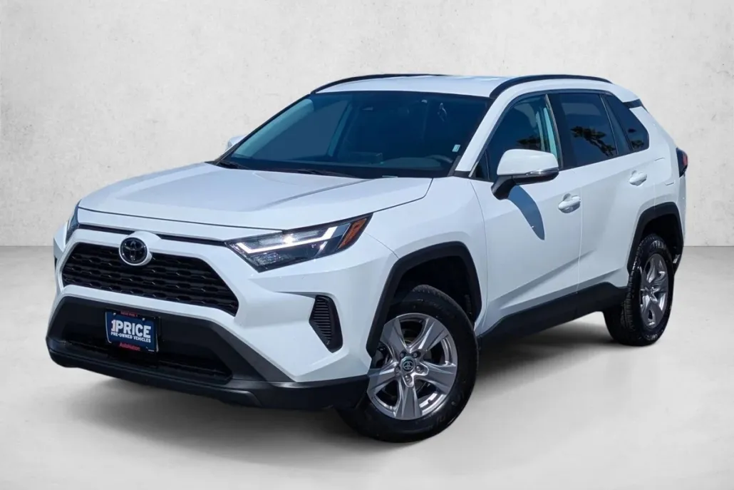 2023 Toyota RAV4 XLE photo 1