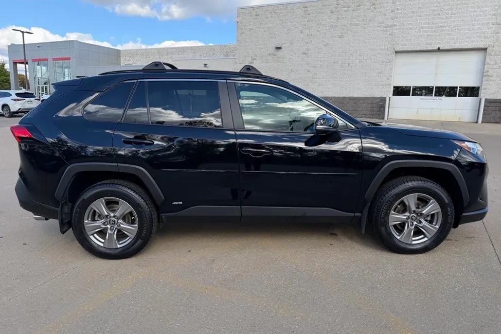 2024 Toyota RAV4 Hybrid XLE photo 1
