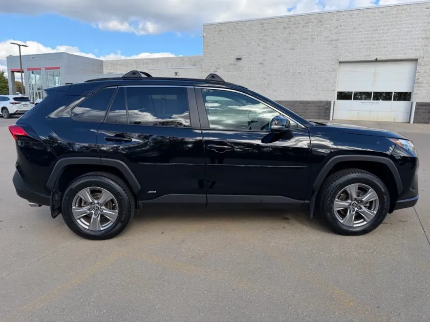2024 Toyota RAV4 Hybrid XLE photo 1