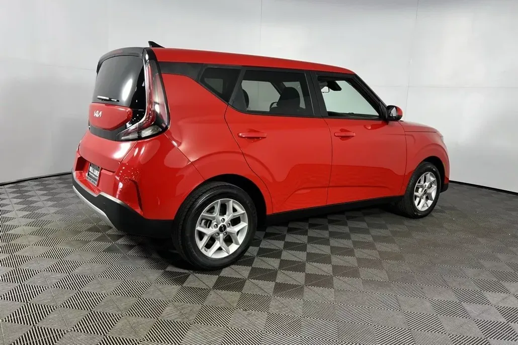 2024 Kia Soul LX photo 1