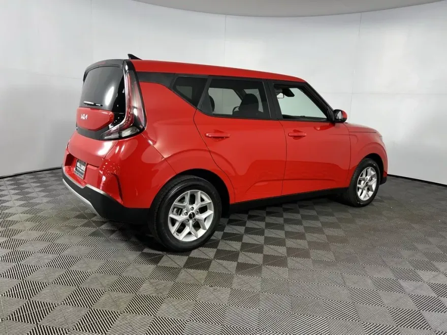 2024 Kia Soul LX photo 1