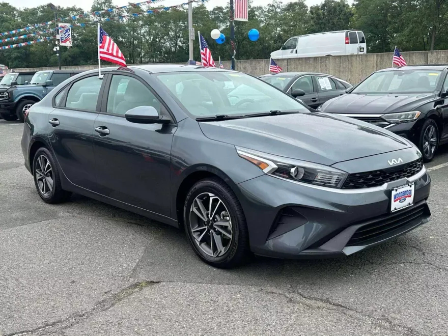 2023 Kia Forte LXS photo 1