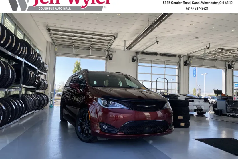2020 Chrysler Pacifica Touring L photo 1