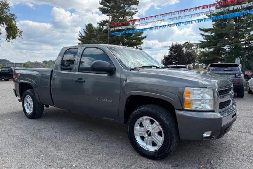 2011 Chevrolet Silverado 1500 LT photo 1