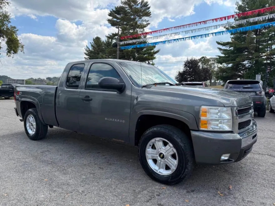 2011 Chevrolet Silverado 1500 LT photo 1