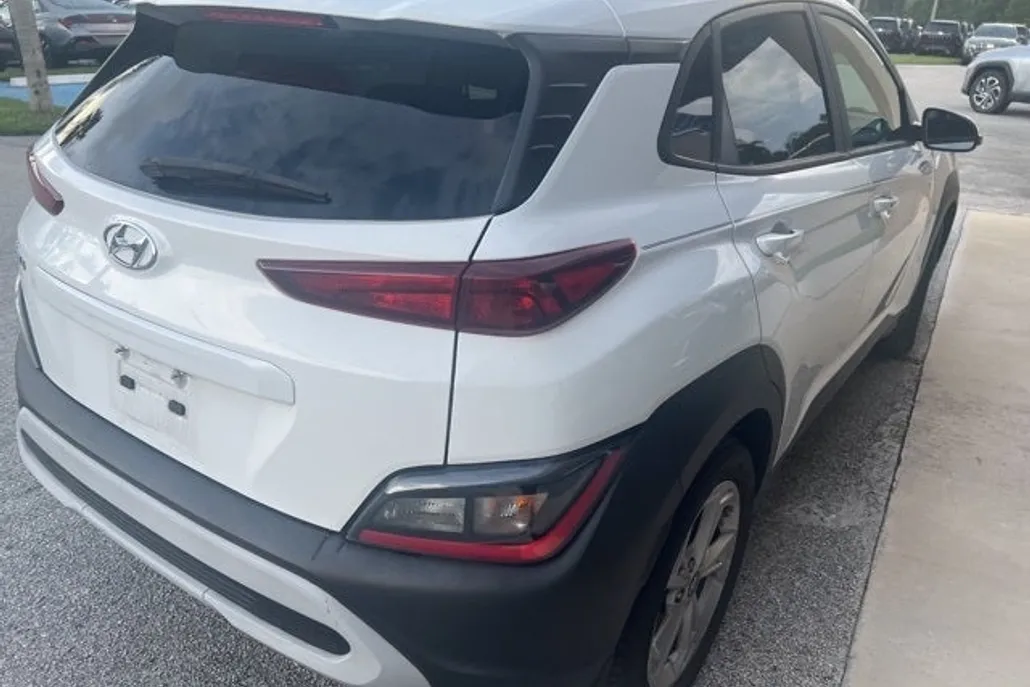 2022 Hyundai Kona SEL photo 1