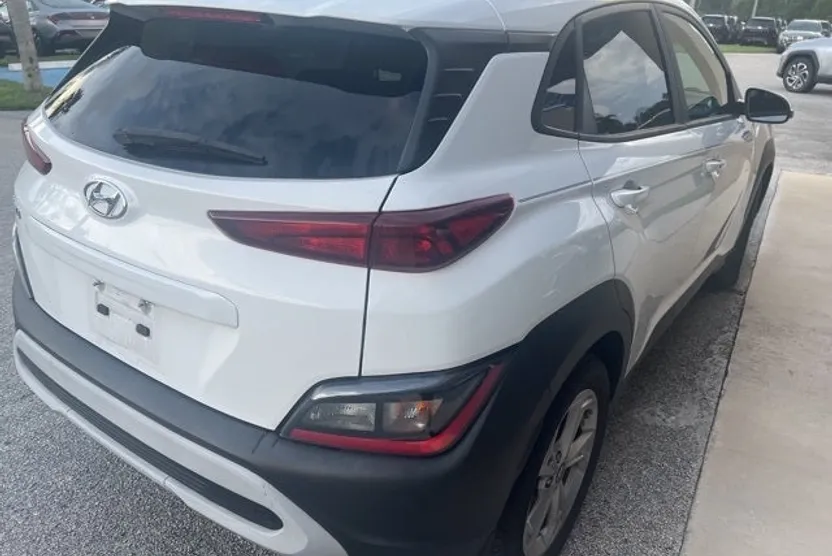 2022 Hyundai Kona SEL photo 1
