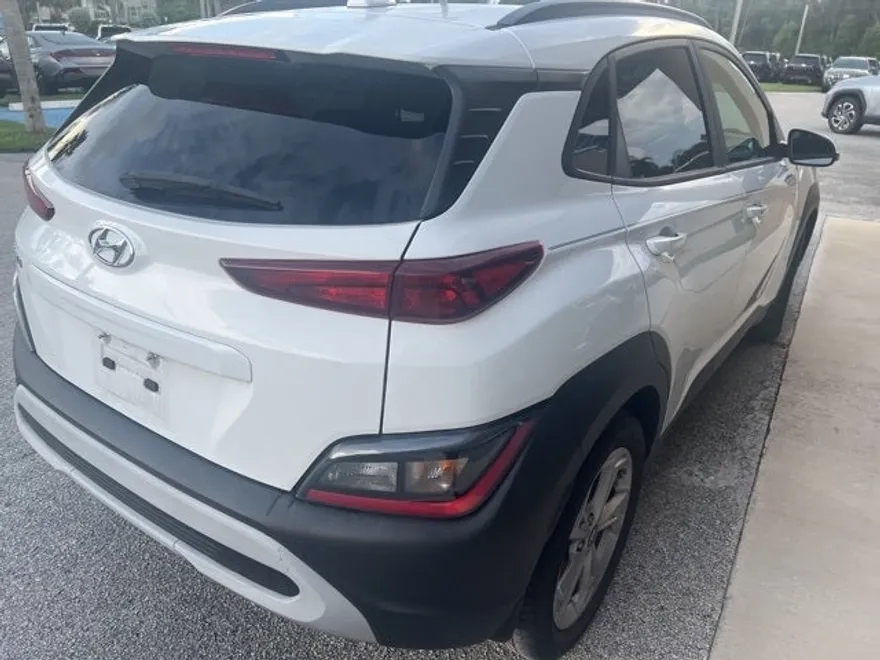 2022 Hyundai Kona SEL photo 1