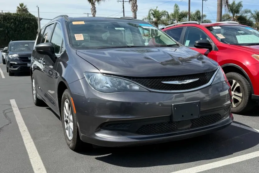 2021 Chrysler Voyager LXi photo 1