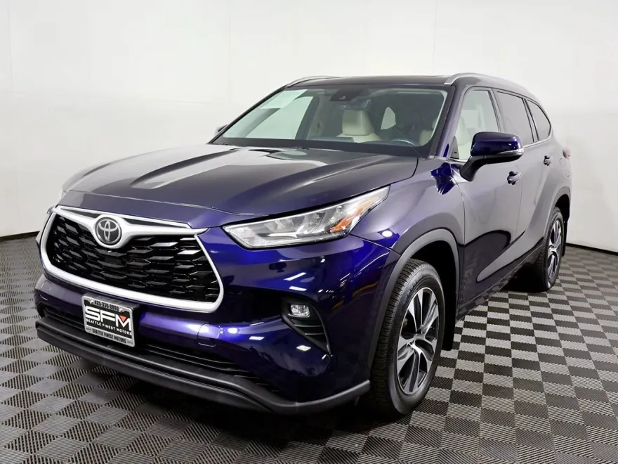 2021 Toyota Highlander XLE photo 1