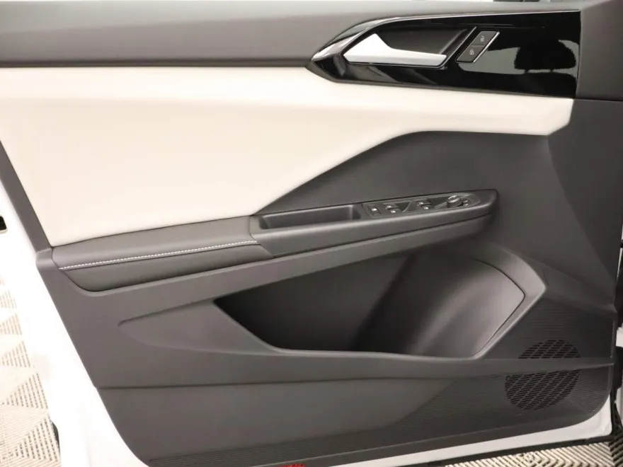 2025 Volkswagen Taos S photo 1