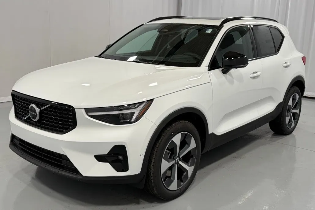 2025 Volvo XC40 Plus photo 1
