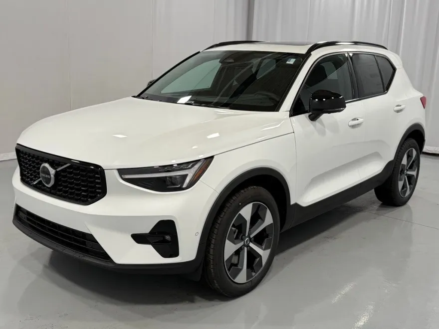 2025 Volvo XC40 Plus photo 1