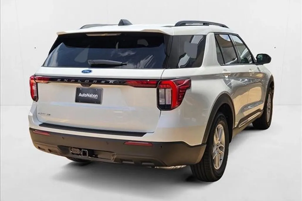 2025 Ford Explorer photo 1