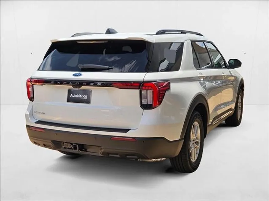 2025 Ford Explorer photo 1