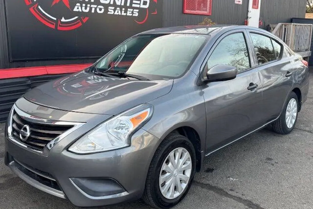2016 Nissan Versa S photo 1