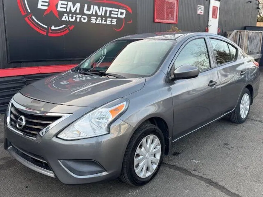 2016 Nissan Versa S photo 1