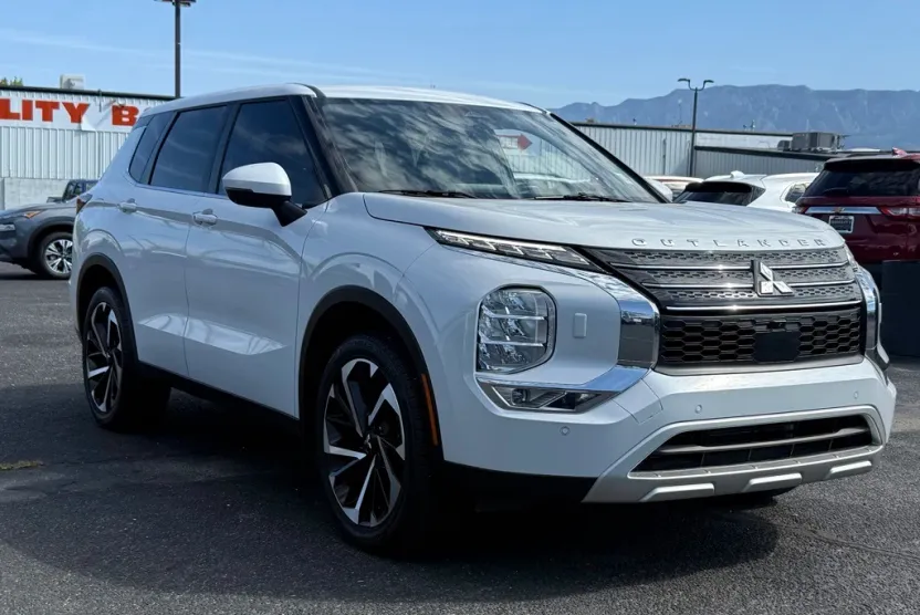 2024 Mitsubishi Outlander SE photo 1