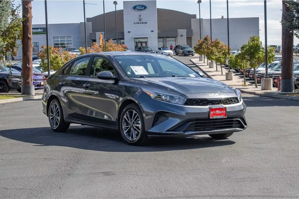 2023 Kia Forte LXS photo 1