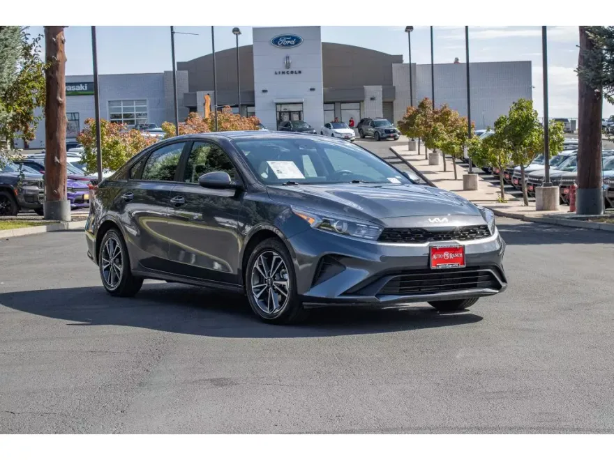 2023 Kia Forte LXS photo 1