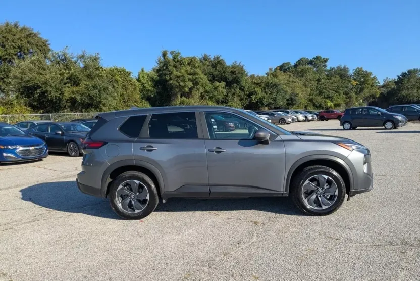 2024 Nissan Rogue SV photo 1