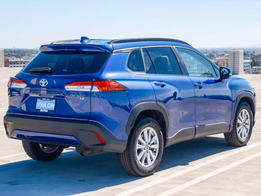 2024 Toyota Corolla Cross LE photo 1