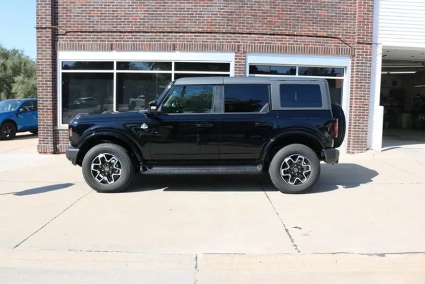 2025 Ford Bronco Outer Banks photo 1