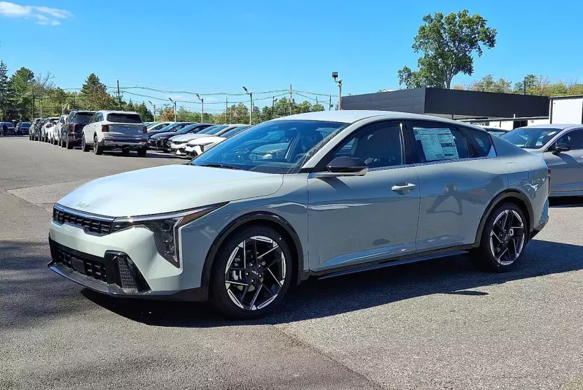2025 Kia K4 GT-Line photo 1