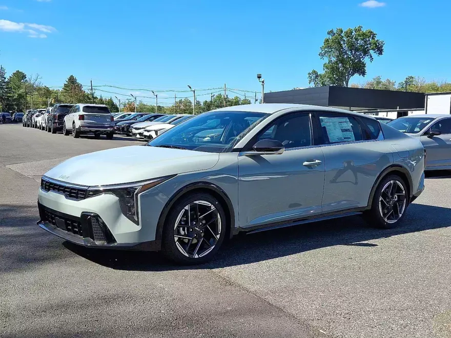 2025 Kia K4 GT-Line photo 1