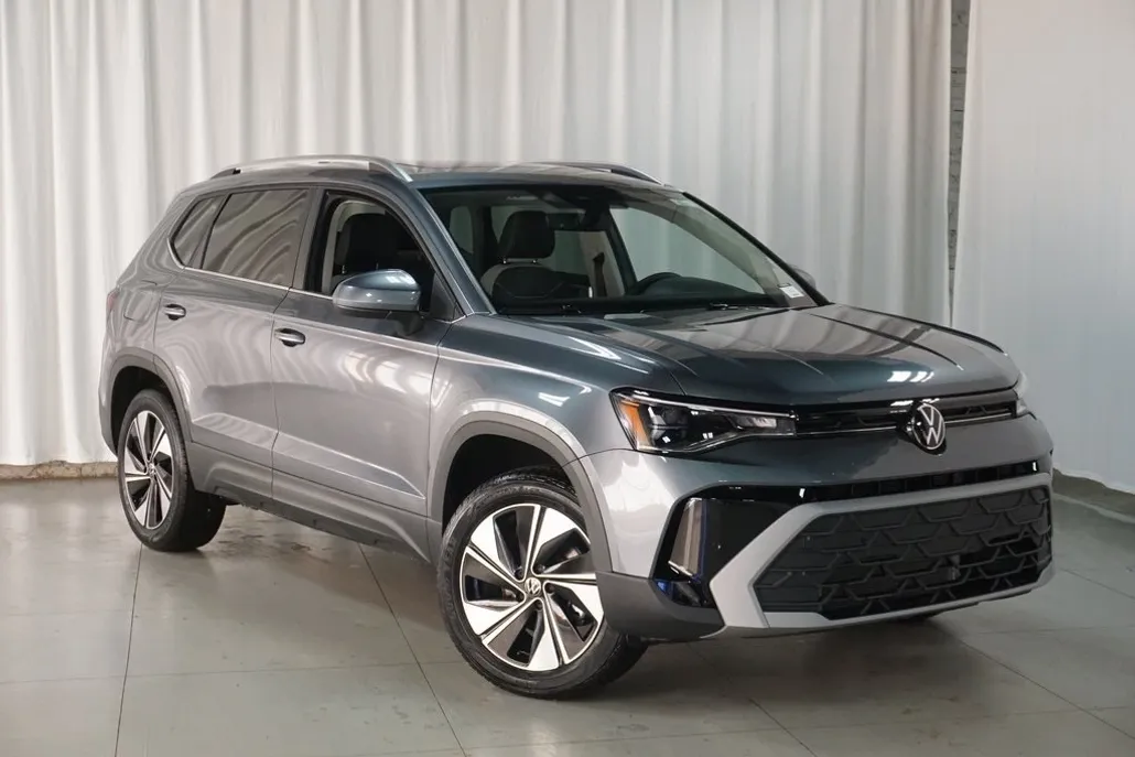 2025 Volkswagen Taos SE photo 1