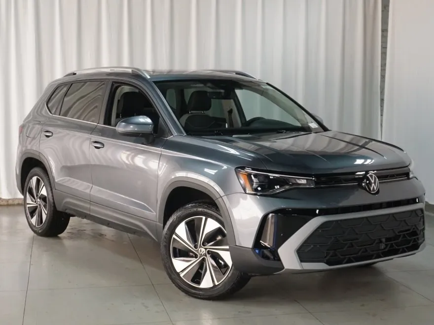 2025 Volkswagen Taos SE photo 1