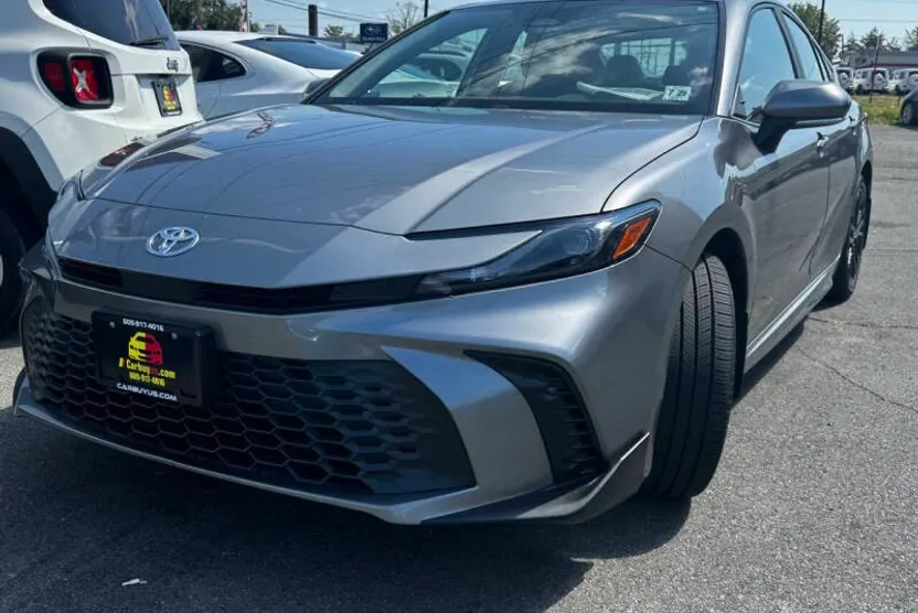 2025 Toyota Camry SE photo 1