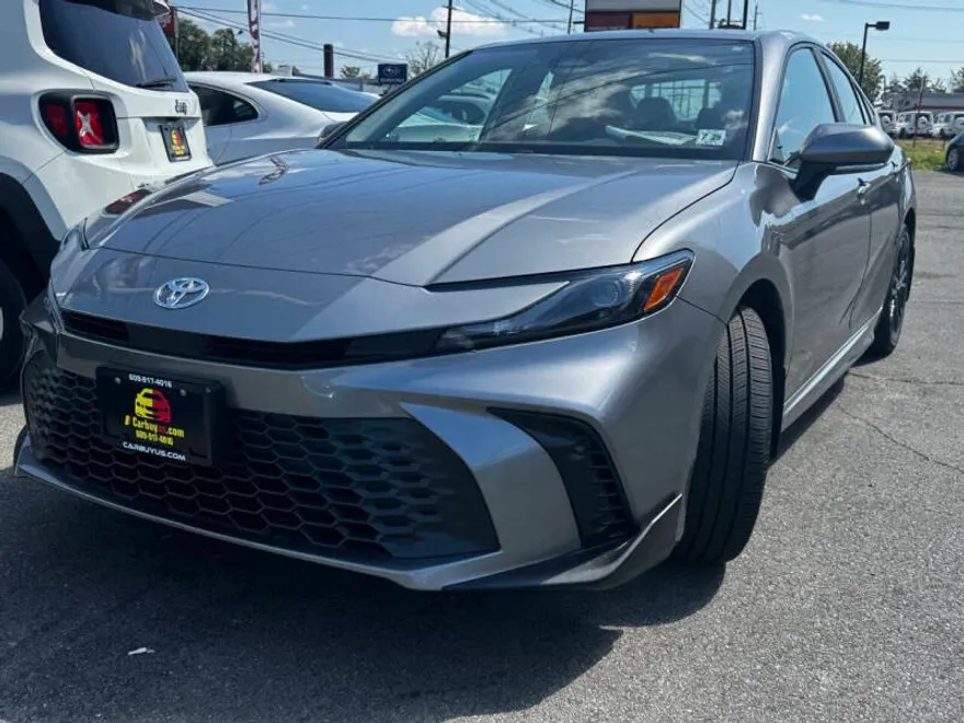 2025 Toyota Camry SE photo 1