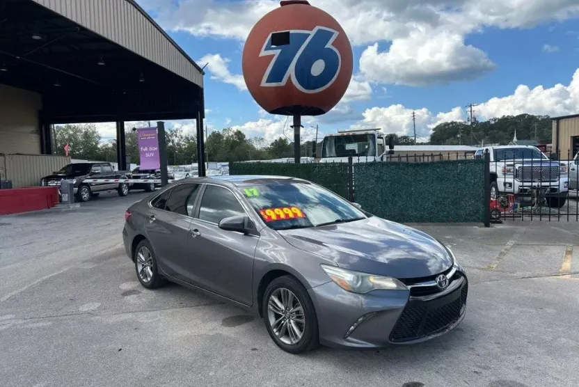2017 Toyota Camry LE photo 1
