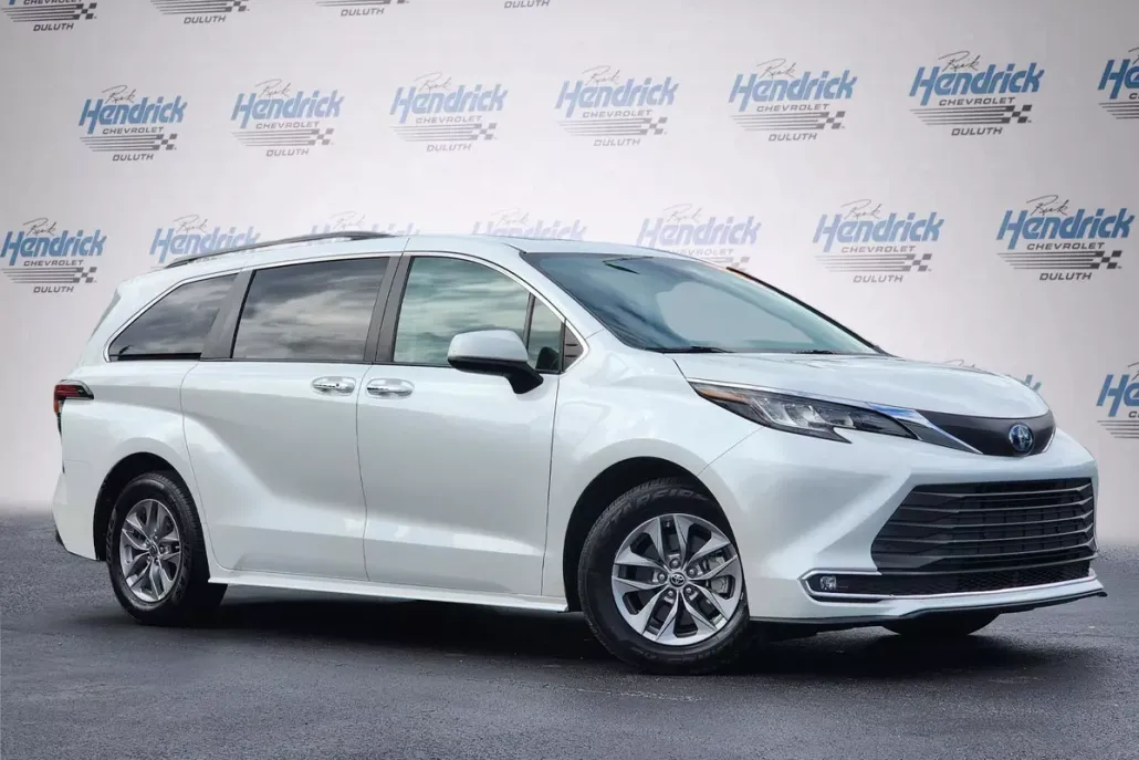 2022 Toyota Sienna XLE photo 1