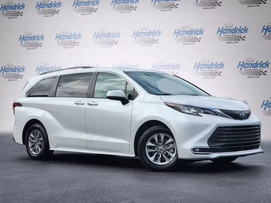 2022 Toyota Sienna XLE photo 1